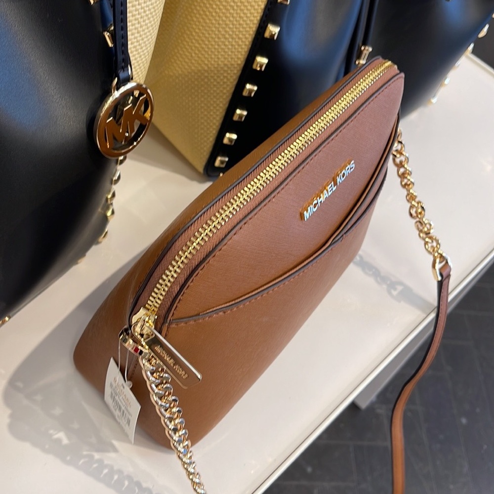 MICHAEL KORS
Jet Set Travel Medium Dome Crossbody Bag
Luggage
NWT - Picture 9 of 16
